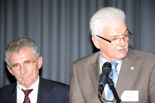 Verbandsmär: Dieter Paust (LV Nordrhein-Westfalen) löste zum Abschied das Rätselraten um kursierende Verbandsgeschichten mit Rudolf Schüssler (re.). (Archiv: Vogel Business Media)