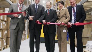 Eröffnen das neue Ceva-Distributionszentrum in Leipzig (v.l.n.r.): Leipzigs Oberbürgermeister Burkhardt Jung, Ceva-Geschäftsführer Coen van der Maarel, der sächsische Staatsminister Sven Morlok sowie Sandra Hildebrandt und Sikko Zoer von Medtronic. Bild: Anja Hofmann/JustLookPhotography (Archiv: Vogel Business Media)