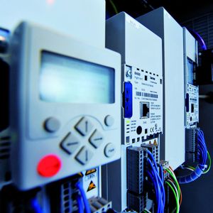 „Wir wollten mit der neuen Maschinengeneration bei der Antriebstechnik auf das neueste Pferd setzen und viel Technik mit möglichst wenig Komponenten in der Anlage haben.“