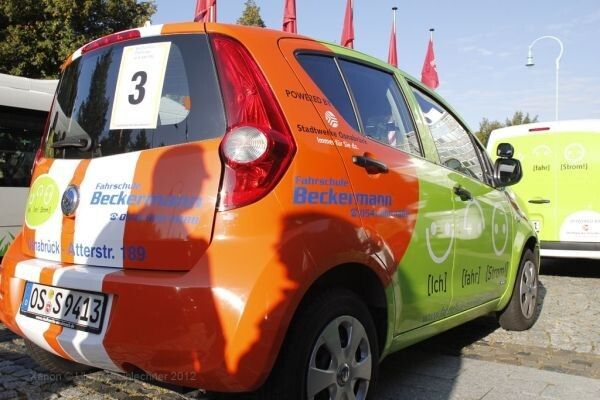 Bertha Benz Challenge 2012, 2. Tag: Präsentation der Fahrzeuge vor dem MannheimerSchloss am Vormittag. Der Stromos der Stadtwerke Osnabrück. (Ulrich Steinlechner)