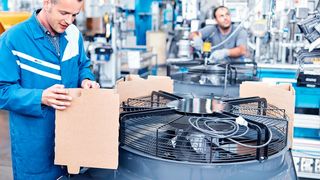 Sebastian Gruber, Verpackungsingenieur bei ebm-papst, hatte die Idee, die Verpackung für Wandring-Axialventilatoren zu optimieren und aus einem ehemals zweiteiligen Verpackungsstück eins zu machen.  (Bernhard Frei)