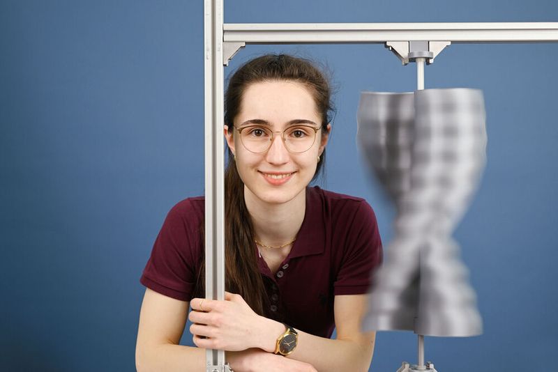 Physik-Bundessiegerin Anne Marie Bobes (16) aus Sachsen-Anhalt will sogenannte Helix-Rotoren als dezentrale Stromquelle nutzen. Sie stellte per 3-D-Druck 24 Varianten dieser schraubenförmigen Windturbine her, um herauszufinden, welche Form sich am besten eignet. (Bild: Stiftung Jugend forscht e V. / Max Lautenschläger)