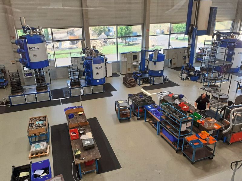 Hier der Geschäftsberei Plasmanitieren bei Werz. Insbesondere bei hochlegierten Stählen kann mit dem Plasmanitrieren eine harte Oberflächenschicht gebildet werden, die den Verschleißwiderstand und die Abriebfestigkeit verbessert und dem Werkstoff eine hohe Resistenz gegen Reibverschweißung verleiht. (Bild: Finus/VCG)