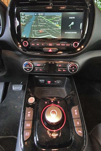 Kritik kann man nur an der etwas angestaubten Kartendarstellung des Navi und an den empfindlichen Klavierlack-Oberlflächen üben. (Bild: Schreiner/»kfz-betrieb«)