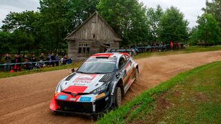 Kalle Rovanperä und Jonne Halttunen im Toyota Yarid GR Rallye1 Hybrid bei der WRC-Rallye Estland. (Bild: Toyota)