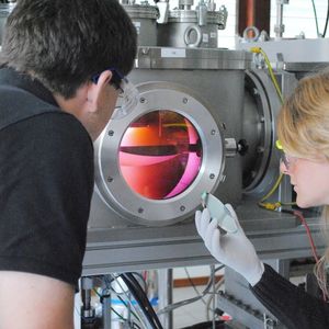 Mitarbeiter der Kieler Arbeitsgruppe Nanoelektronik entwickeln memristive Bauelemente für neuronale Schaltungen. Mit der Sputteranlage (Foto) werden ultradünne Schichten eines Werkstoffs hergestellt.