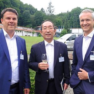 Gäste beim traditionellen Branchenabend der BFC in Northeim: (v. l.) Daniel Schnell, Suzuki Deutschland GmbH, Kazuyuki Yamashita, Suzuki Deutschland GmbH, und Dr. Martin Endlein, DAT.(Bild:  Zietz/»kfz-betrieb«)