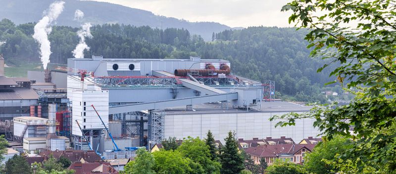 Nächstes Jahr geht die Elektrolichtbogen-Ofenanlage bei Voestalpine in Donawitz in Betrieb – im Zeit- und Kostenplan.(Bild:  Regine Schoettl)