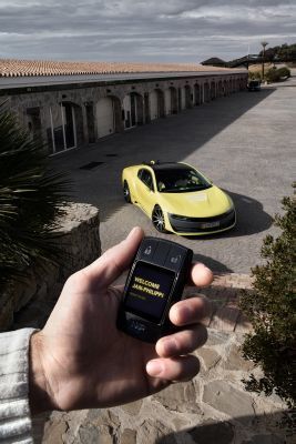 Der hybride Sportwagen Σtos: unterwegs mit persönlichem Autopilot und Drohne. (Rinspeed)