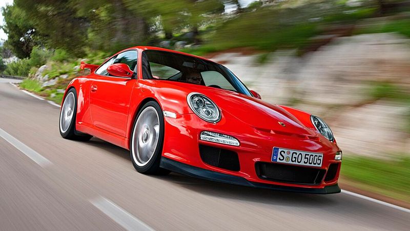 Im März des Jahres 2006 wurde zusammen mit dem 997 Turbo der 911 GT3 auf dem Genfer Auto-Salon vorgestellt. Sein Motor leistet 25 kW (34 PS) mehr als sein direkter Vorgänger; das maximale Drehmoment ist 20 N·m größer. In 4,3 s beschleunigt das 1.395 kg schwere Fahrzeug auf 100 km/h. Er war ab Mai 2006 erhältlich. (Bild: Porsche AG)