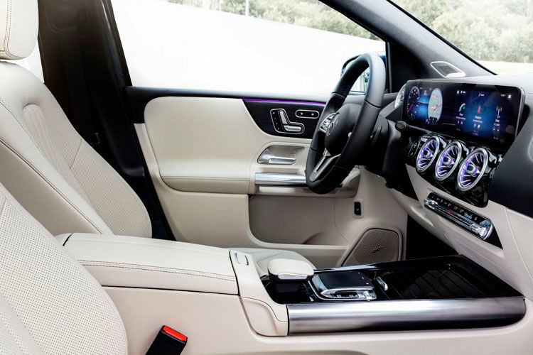 Am Fahrerarbeitsplatz dominieren freistehende Bildschirme in – je nach Ausstattung – drei Ausführungen. (Daimler)