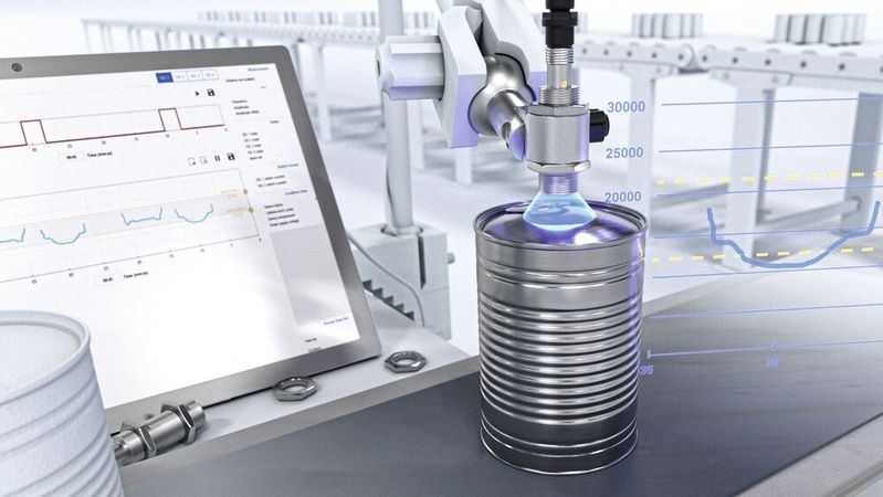 Qualitätskontrolle an der Abfüllanlage. Der IO-Link Induktivsensor erkennt ausgebeulte Deckel, die auf verdorbenen Inhalt hindeuten. Bei den Testläufen nimmt die Baumer Sensor Suite (BSS) dem Entwickler Arbeit ab, weil er dabei nicht die SPS anpassen muss.(Bild:  Baumer)