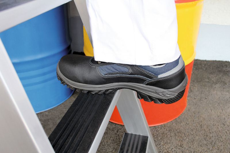 Im Vergleich zu herkömmlichen Aluminium-Stufenleitern aus Günzburg soll sich die Rutschhemmung bei Verwendung von clip-step um bis zu 60 % verbessern. (Bild: Günzburger Steigtechnik)