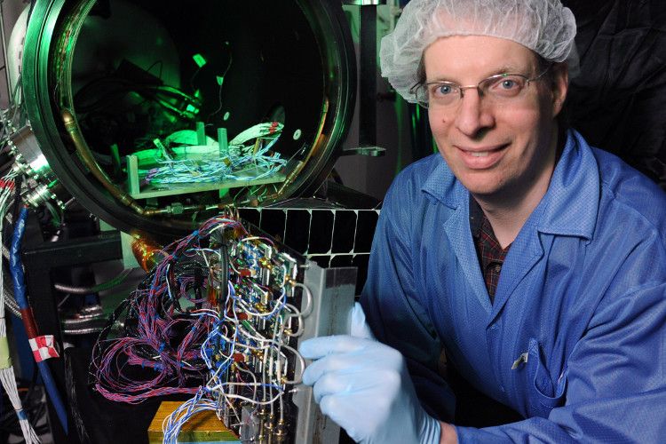 Dr. Paul Jaffe, Raumfahrtingenieur bei der NRL, hat die Solarmodule bereits in einer Vakuumkammer unter Weltraumbedingungen getestet (Foto: U.S. Naval Research Laboratory/Jamie J. Hartman)