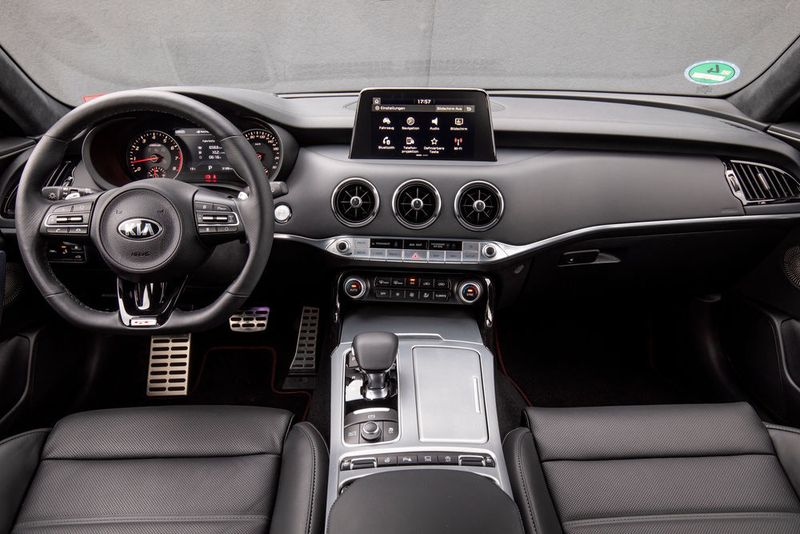 Nappaleder, ein allerdings etwas betagtes Navigationssystem, Head-Up-Display, LED-Scheinwerfer, Abstandsradar und eine nahezu komplette weitere Palette an Assistenzsystemen sind Serie. (Kia Motors)