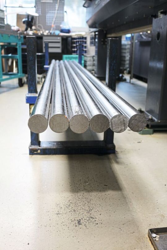 WST fertigt die Abtriebswellen von Drei-Meter-Stangen mit Durchmesser von 60 Millimeter aus Vergütungsstahl C45E.(Bild:  Iscar)
