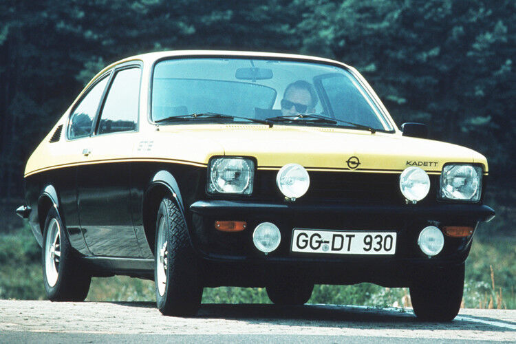 Der Kadett GT/E von 1975 im Straßeneinsatz. (Foto: Opel)