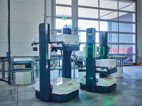 (Die Open Shuttles von Knapp sind autonome mobile Roboter, die Unternehmensbereiche miteinander vernetzen. Sie eignen sich für die jJst-in-time-Versorgung von Arbeitsplätzen und Fertigungslinien. (Bild: Knapp/Niederwieser))