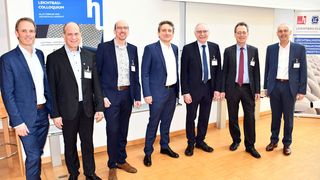 Die Initiatoren mit den Referenten der Plenumsvorträge (v.l.n.r.): Marc Bicker (Leichtbau-Cluster), Prof. Dr. André Baeten (TH Augsburg), Peter Glaser, (FACC AG, Ried im Innkreis (A)), Komissär Walter Mauritsch (Bundesministerium für Klimaschutz BMK, Wien), Prof. Dr. Otto Huber (Leiter LLK, Hochschule Landshut), Prof. Dr. Fritz Pörnbacher (Präsident Hochschule Landshut), MR Werner Loscheider, (Bundesministerium für Wirtschaft und Klimaschutz BMWK, Berlin)  (Bild: Hochschule Landshut)