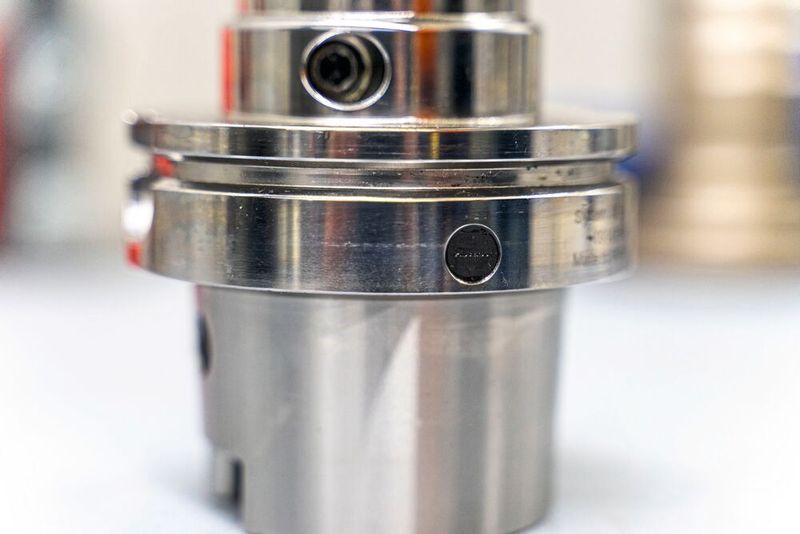 Der In-Metal-RFID-Tag ist sicher in die Werkzeugaufnahme integriert und ermöglicht eine zuverlässige Identifikation auch unter metallischen Umgebungsbedingungen. (Bild: Turck)