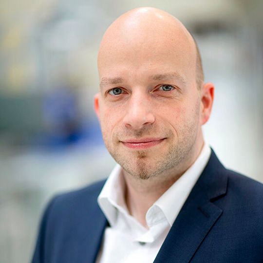 Der Autor: Prof. Dr. Marco Huber ist ordentlicher Professor an der Universität Stuttgart und Leiter der Abteilung Cyber Cognitive Intelligence (CCI), Fraunhofer IPA. Der Autor: Prof. Dr. Marco Huber ist ordentlicher Professor an der Universität Stuttgart und Leiter der Abteilung Cyber Cognitive Intelligence (CCI), Fraunhofer IPA.