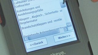 Das Barcode-Lesegerät führt den Instandhalter durch die vorzunehmenden Wartungsarbeiten. Das System spart Zeit und ist nachhaltiger als lange Papierlisten. (Bild: Schindler)