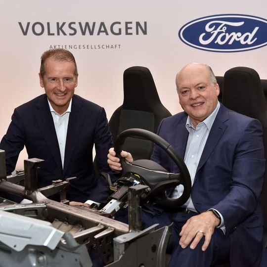 Volkswagen-Chef Herbert Diess (li.) und Ford-CEO Jim Hackett (re.) informierten Mitte letzten Jahres über die Ausweitung der Partnerschaft beider Unternehmen.(Bild:  Ford)
