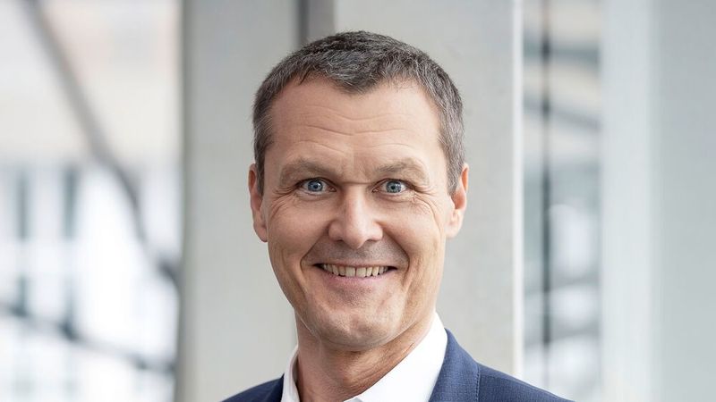 Jörg Heinermann, Leiter Mercedes-Benz Vertrieb Deutschland: „Wir behaupten uns – insbesondere mit Blick auf die schwierigen Marktbedingungen in unserem Heimatmarkt – aktuell sehr gut. Das Agenturmodell hat sich in der Steuerung und Kunden- bzw Handelsakzeptanz bestens bewährt, und wir sehen uns so auch für die kommenden Herausforderungen gut aufgestellt. Daher blicken wir, zusätzlich bestärkt durch unser Produktportfolio, durchaus optimistisch ins Jahr 2025!“ (Bild: © Mercedes-Benz AG)