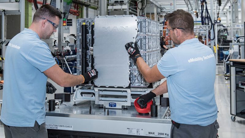 Aktuell fertigen Beschäftigte bei MAN in Nürnberg Batteriepacks noch manuell. Für die Großserie entsteht eine neue Fertigung.(Bild:  Sandra Schmid/MAN)