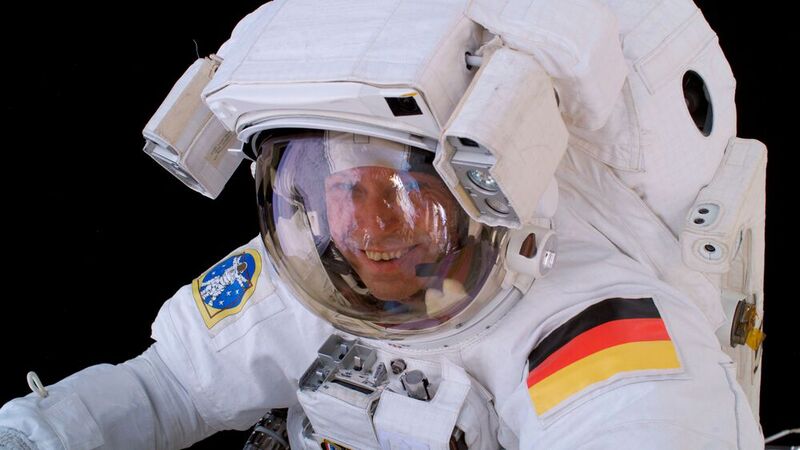 ESA-Astronaut Thomas Reiter, Flugingenieur 2 der Expedition 13, während eines 5-stündigen, 54-minütigen Ausflugs, den er sich mit NASA-Astronaut Jeff Williams teilte. Während eines Teils des Weltraumspaziergangs arbeiteten die beiden im Tandem, dann wieder getrennt, wodurch sie ihrem Zeitplan voraus waren und zusätzliche Aufgaben erledigen konnten. 