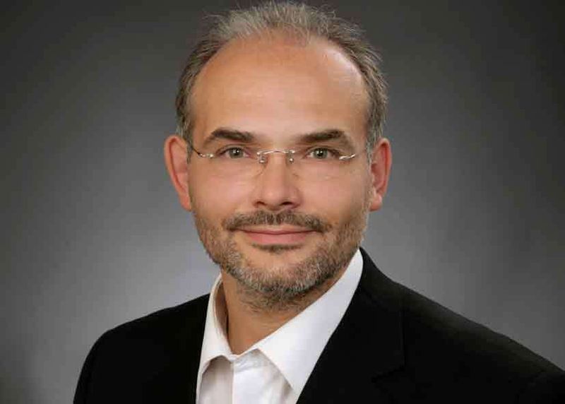 Enrico Entschew streicht die Vorzüg eienr Signaturkarte für die Workflowoptimierung heraus (Archiv: Vogel Business Media)
