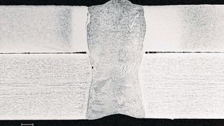 Artungleiche Schweißverbindung zwischen einem pressgehärteten, martensitischen Chromstahl (oben, 0,9 mm dick) und einem Hochmanganstahl (unten, 1,2 mm dick). (Fraunhofer ILT)