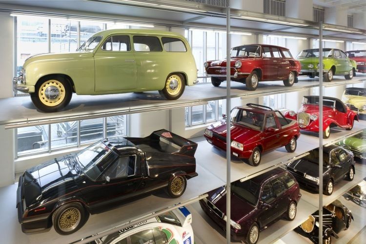 Im Autoregal oben von links nach rechts: Skoda 1101, 1000MB und S100. In der Mitte von links nach rechts: Die Studie namens „Ferat“ (Dracula Film), Favorit Modifikation und Popular Roadster. (Foto: Skoda)
