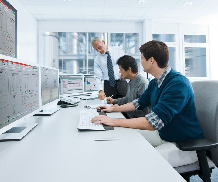 Beim Factory Acceptance Test (FAT) trifft die planerische Arbeit der Software-Ingenieure auf den simulierten Anlagenbetrieb. Hier müssen sich die Programmcodes aus dem Software-Engineering an der echten Automatisierungsaufgabe beweisen: Verfahrenstechniker, Planer, Anlagenbetreiber und Automatisierungsingenieure testen die Automatisierungsaufgaben für den realen Anlagenbetrieb. (Bild: Siemens)