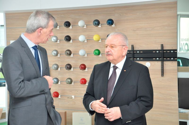 Seniorchef Jürgen Karpinski, zugleich ZDK-Präsident, im Fachgespräch. (Grimm / »kfz-betrieb«)