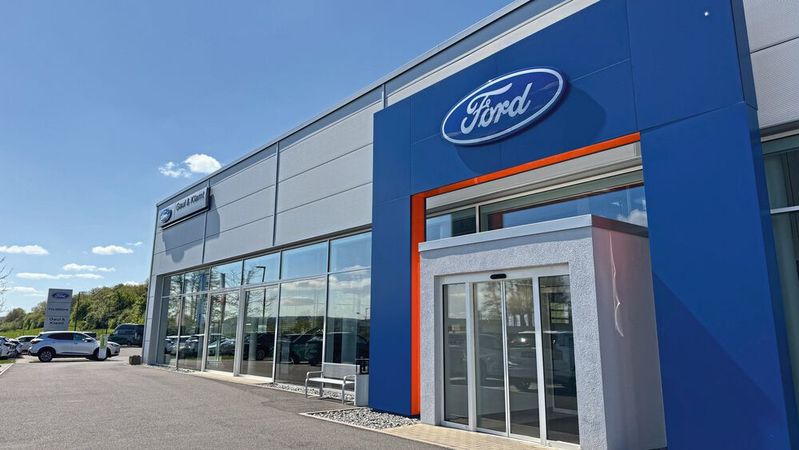 Gaul & Klamt in Bad Neustadt an der Saale hat sich beim Automotive Business Award 2024 in der Kategorie Digitalisierung als Gewinnerbetrieb platziert.(Bild:  Achter – VCG)