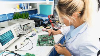 Grundlagenwissen Oszilloskop: Mit den geeigneten Trigger-Funktionen und Signalkonditionierern kann man auf dem Display ein stabilisiertes Signal darstellen. (© Oleksiy Mark – adobe.stock.com )