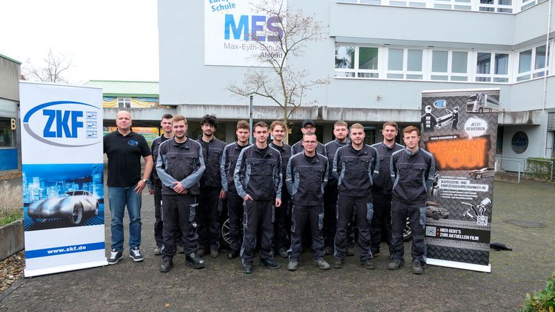 Die Teilnehmer der Deutschen Meisterschaft im Handwerk – German Craft Skills 2024 im Ausbildungsberuf „Karosserie- und Fahrzeugbaumechaniker/in“: (v. l.) ZKF-Referatsleiter Steffen Fuchs, Mathis Berghoff, Tom Hameister, Amin Hatum, Nils Müller, André Haberstroh, Theo Franke, Fabian Ferring, Ethan Darius Frind, Manuel Bach, Moritz Günther, Carlo Dal Ri, Paul Weyherter (Bild:  Wenz - VCG)