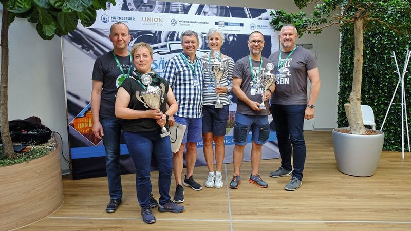 Die Sieger der zweiten Sächsischen Meister-Classic: (v. l.) Falko und Anke Hahn auf einem Allfa Romeo Giulia GT, Baujahr 1972 auf Platz zwei: Henning und Claudia Mack mit einem Mercedes Benz 190 SL, Baujahr 1958 auf Platz eins. Den dritten Platz ergatterten sich Dietmar Hoffmann und Stefan Haase im Mercedes Benz 280 CE, Baujahr 1973. (Bild: Zietz/»kfz-betrieb«)