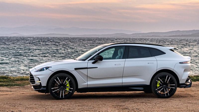 Der Aston Martin DBX bekommt mit dem Facelift nur innen eine neue Optik. Cockpit und Bedienung werden den anderen Modellen angepasst. (Bild: IG-@_fraser73)