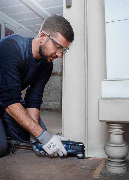 Neu im Starlock-Programm ist ein Schleiffinger, mit dem Handwerker auch in engen Winkeln zuverlässig Oberflächen bearbeiten sowie Farben und Lacke entfernen können. Für hohe Effizienz und lange Lebensdauer sorgen Hartmetall-Splitter, die durch die offene Streuung 
weniger verkleben als herkömmliche Schleifmittel. Der Schleiffinger ist mit 40er oder 100er Körnung erhältlich. (Bosch)