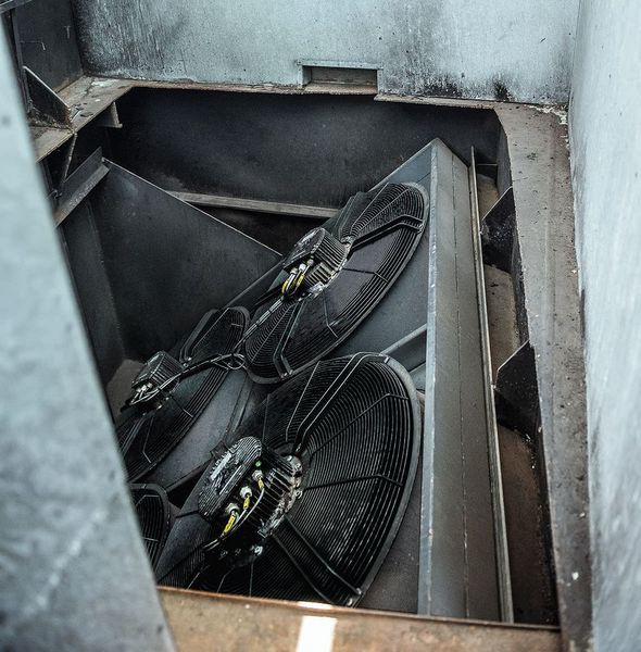 Die schwenkbare Metallplatte mit vier Ventilatoren sorgt für die energiesparende Belüftung des Autodecks. (ebm-papst)