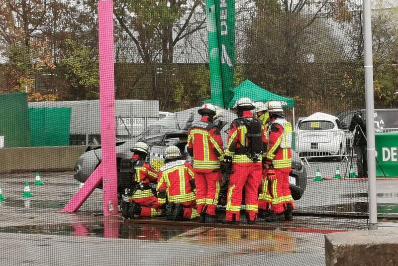 Die zum verunfallten Elektrofahrzeug geeilten Mitglieder der Feuerwehr Neumünster sahen sich nicht mit Flammen konfrontiert. (Ottmar Holz/»kfz-betrieb«)