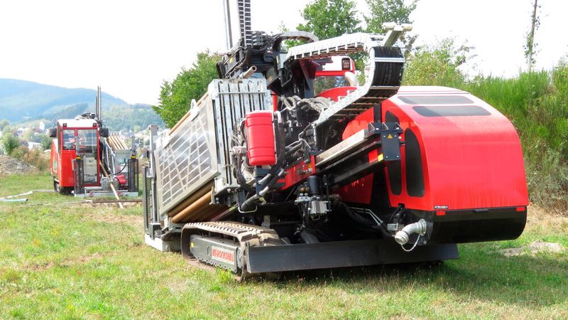 Statt lange Gräben zu buddeln, treiben die Anlagen von AT-Boretec mit einem gleichzeitigen Bohren und Spülen zunächst den Pilotkanal von einer Baugrube zur nächsten. Für Zielsicherheit und das automatisierte Nachführen der Bohrgestänge sorgt dabei ein absoluter CAN-Open-Drehgeber von Wachendorff. (Bild: Wachendorff Automation / AT-Boretec)