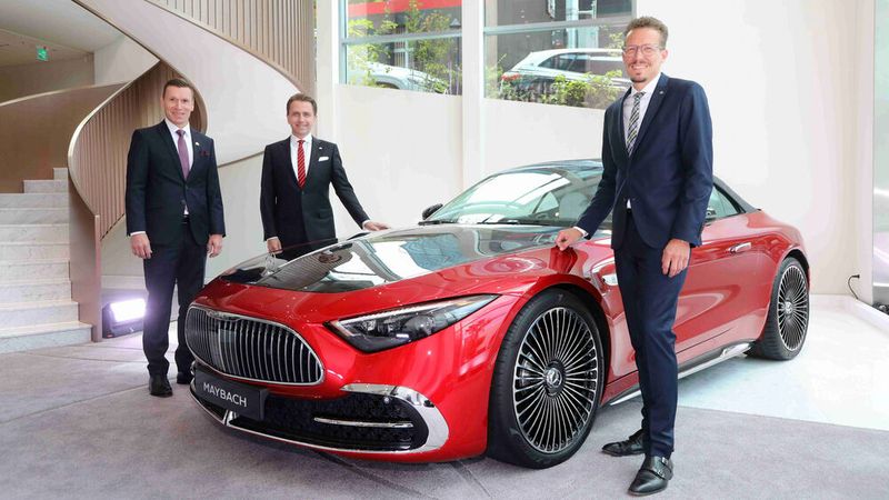 Präsentierten bei der Einweihung den Mercedes-Maybach SL: (v. l.) Mathias Vaitl, CEO Mercedes-Benz Korea, Daniel Lescow, Head of Mercedes-Maybach bei der Mercedes-Benz Group AG, und Mathias Geisen, Vertriebsvorstand der Mercedes-Benz Group AG. (Bild: Mercedes-Benz AG)