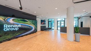Renault ist nach Köln gezogen. Im Erdgeschoss des neuen Gebäudes befindet sich ein Showroom. (Bild: Renault)