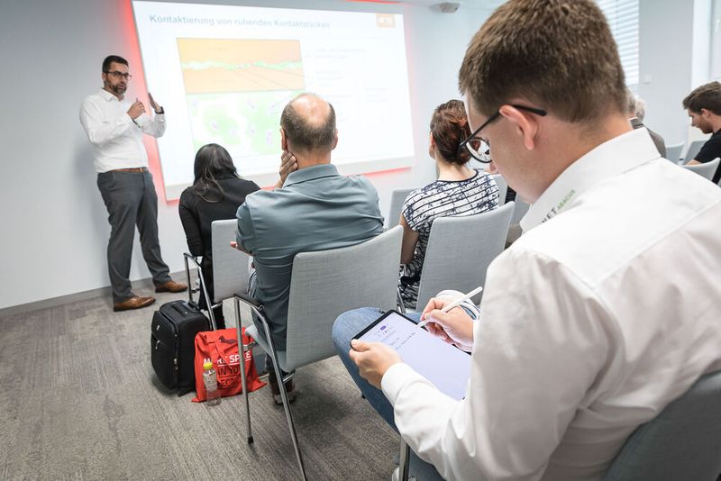 Anwenderkongress Steckverbinder 2023: Tag 1 mit Basisseminaren, Podiumsdiskussion und Posterslam. (Bild: Stefan Bausewein)