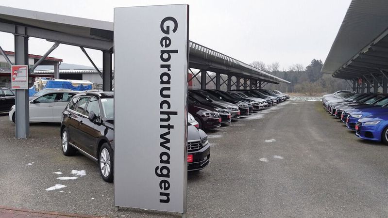 Die Zahl der Besitzumschreibungen wächst, gleichzeitig steigt die Standdauer der Pkw.(Bild:  Seyerlein – »kfz-betrieb«)