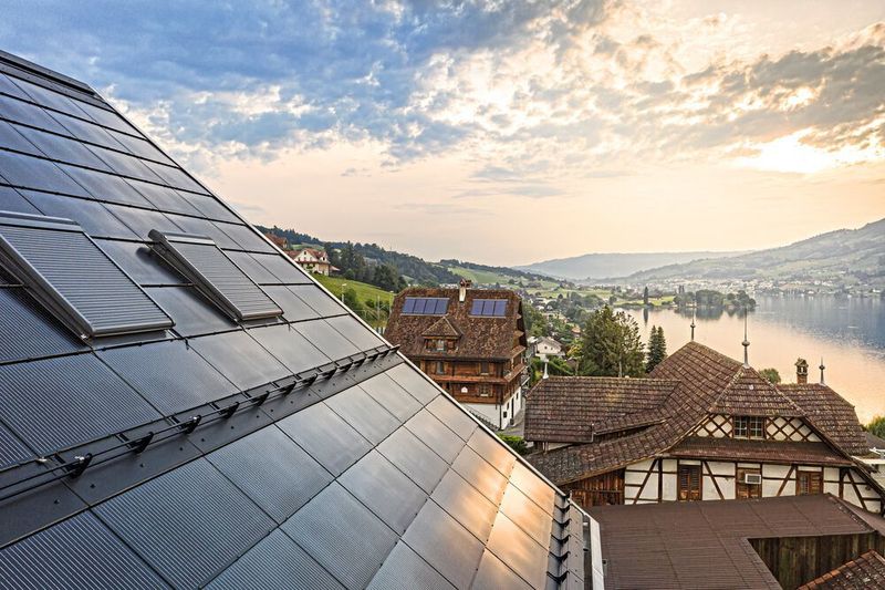 Dachintegrierte Anlage in Meggen (LU). (Eternit (Schweiz) AG)