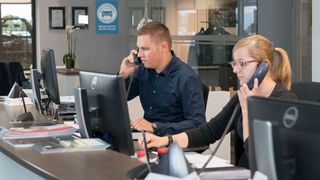 Etwas über die Hälfte der Autofahrer erhält regelmäßig Informatoinen von der Werkstatt. Allerdings auch nur, wenn er zur Stammkundschaft zählt. (ZDK)